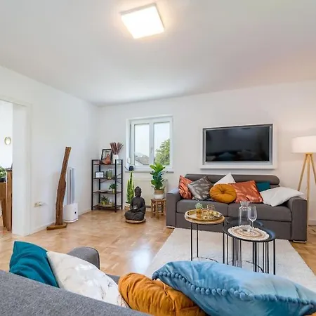 Eg Rechts -wunderschoene Grosse 3-zimmer City Naehe Salzburg
